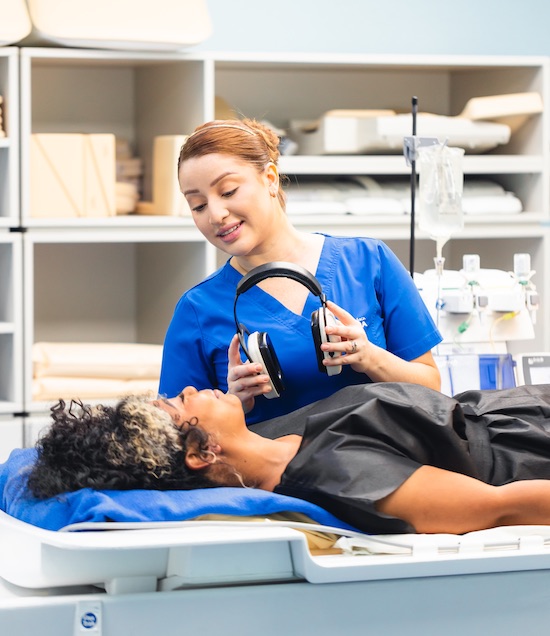 Médico atendiendo examen de diagnóstico por imágenes - Hospital Clínica Bíblica