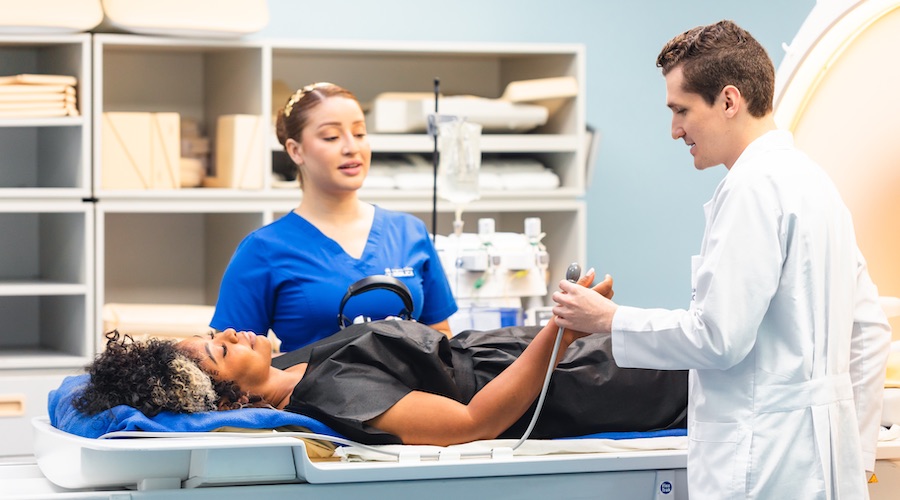 Médico atendiendo examen de diagnóstico por imágenes - Hospital Clínica Bíblica